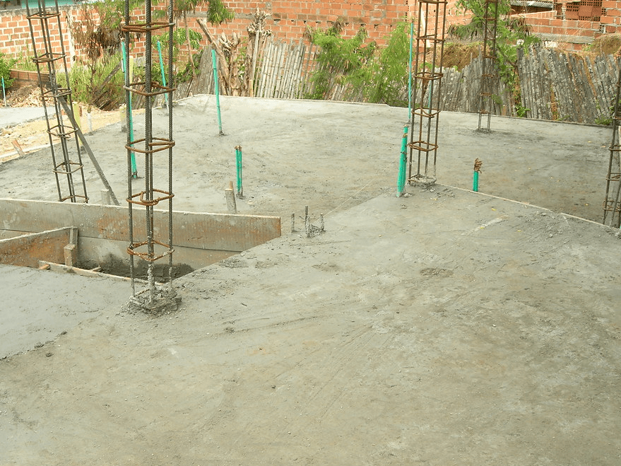 Estructura de hormigón armado en construcción con columnas en proceso